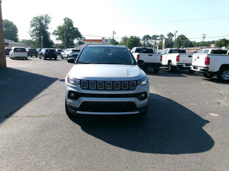 Used 2025 Jeep Compass Limited AWD/4WD image 3