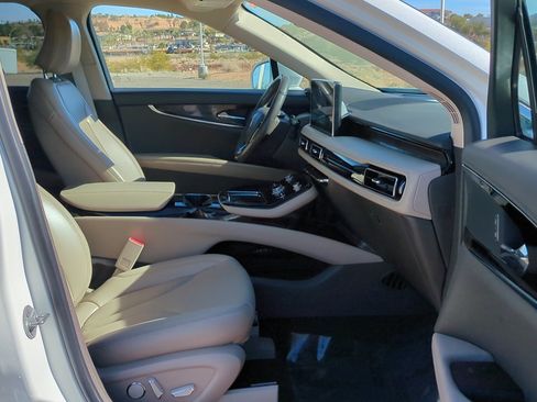 Used 2023 Lincoln Nautilus Reserve image 32