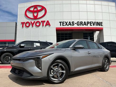 Used 2025 Kia K4 LXS image 2