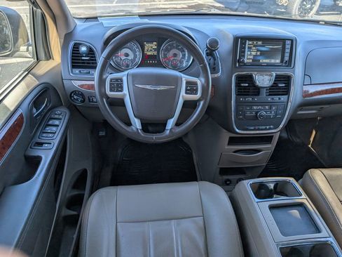 Used 2016 Chrysler Town & Country Touring image 10