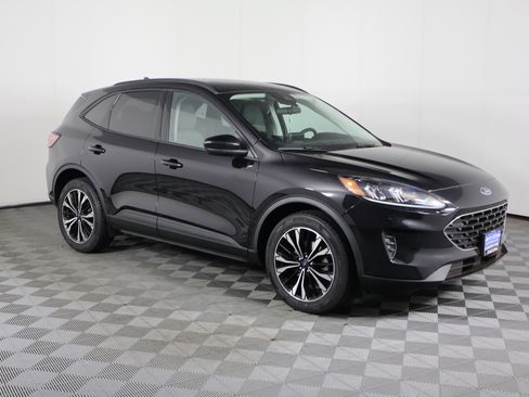 Used 2022 Ford Escape SE w/ SE Sport Appearance Package image 4