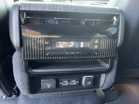 Used 2022 Jeep Wagoneer Series III AWD/4WD image 4