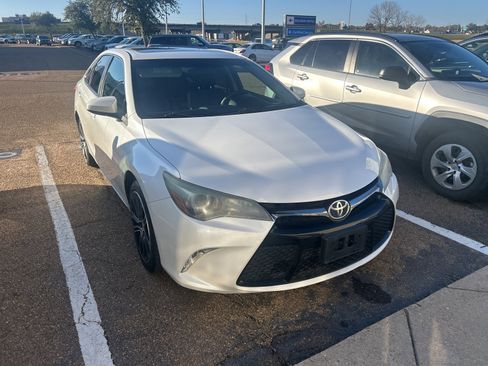 Used 2016 Toyota Camry LE image 1