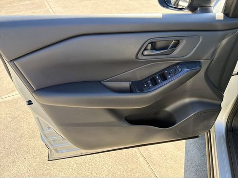 Used 2025 Nissan Rogue S image 14