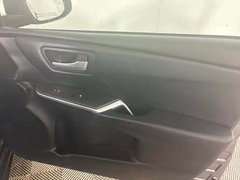 Used 2017 Toyota Camry SE image 36
