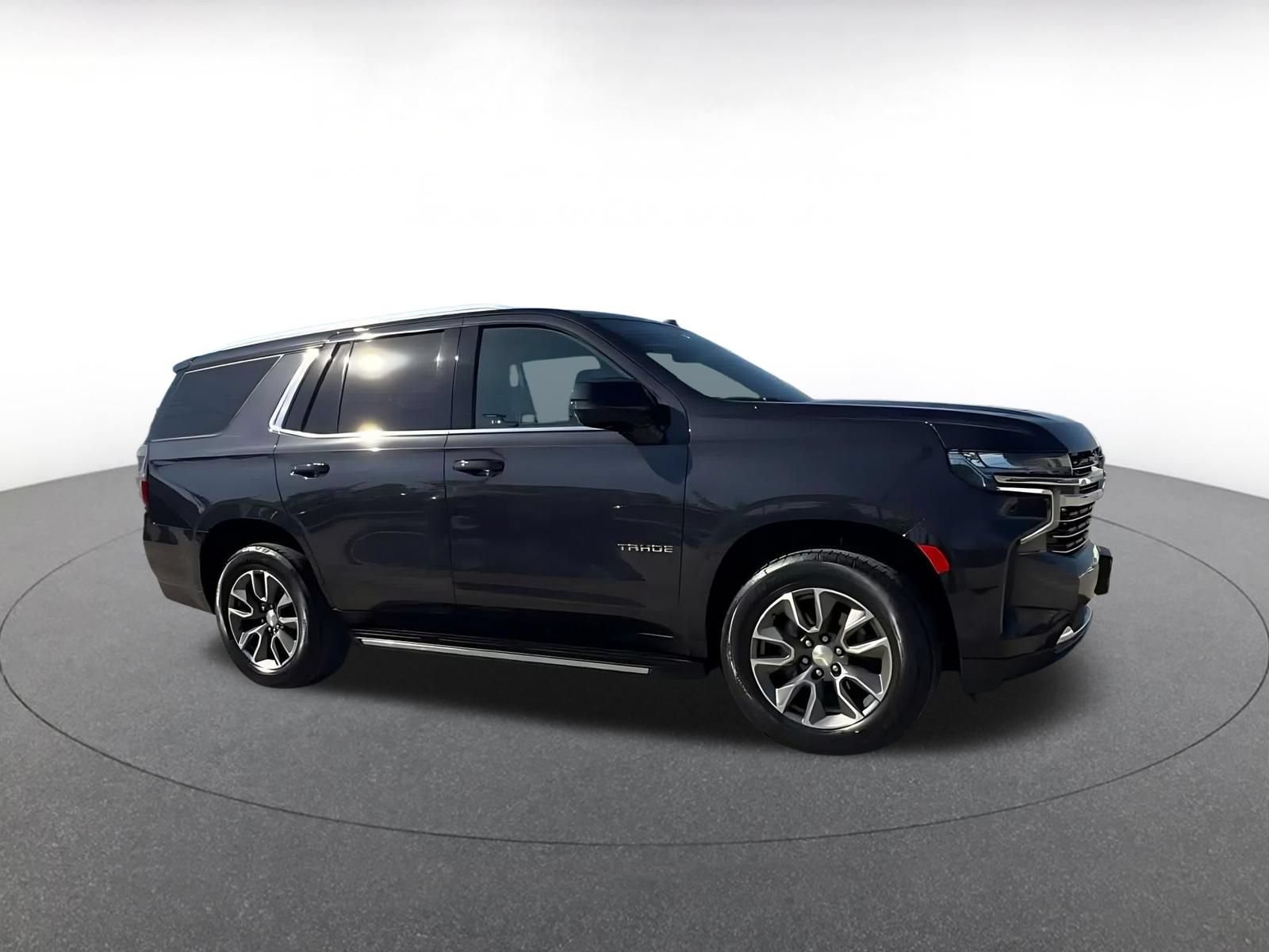 Used 2024 Chevrolet Tahoe LT w/ Luxury Package RWD image 2
