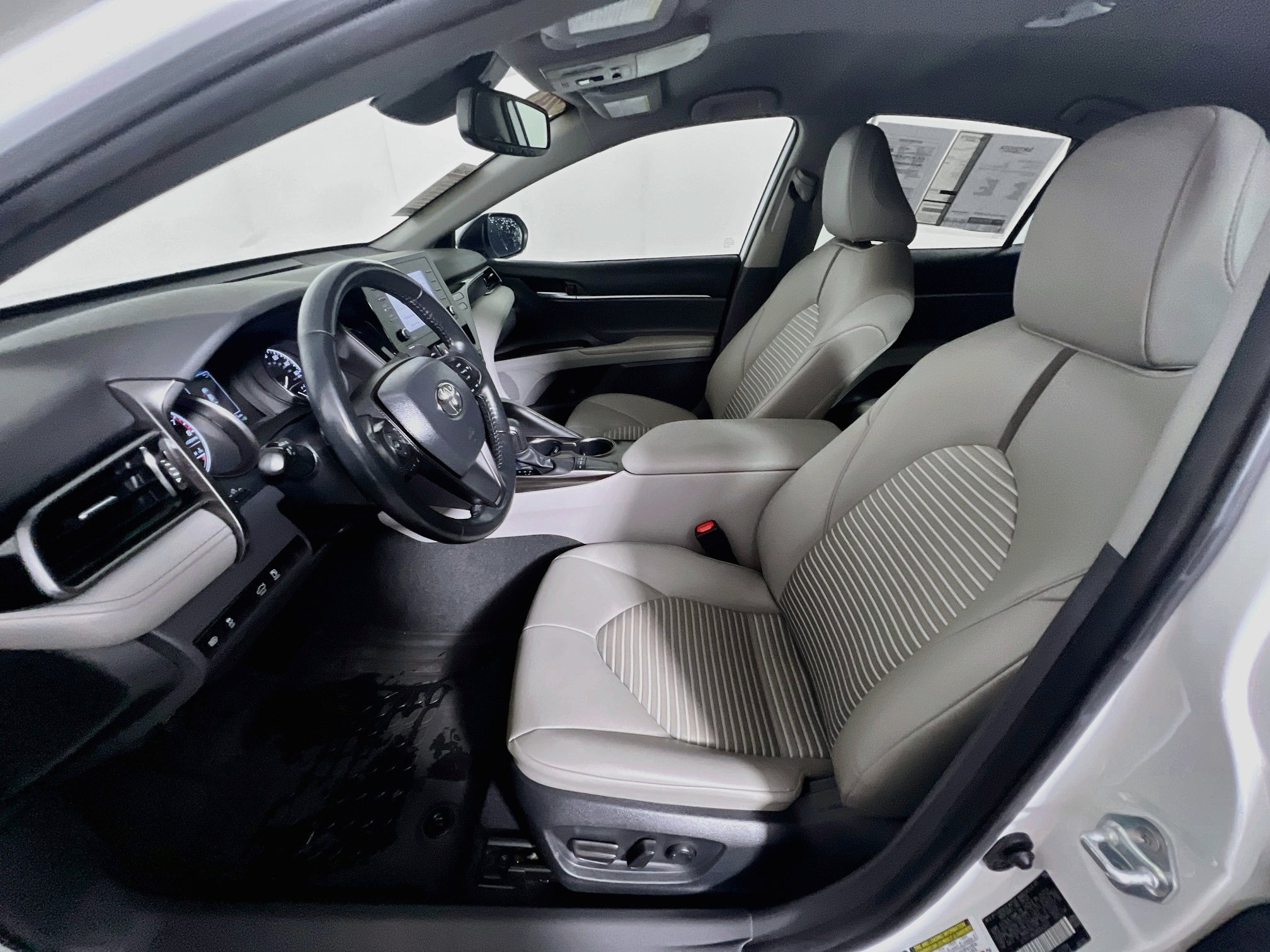 Used 2024 Toyota Camry SE w/ Convenience Package FWD image 14