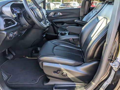 Used 2025 Chrysler Pacifica Select FWD image 11