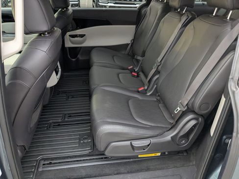 Used 2024 Kia Carnival EX image 36