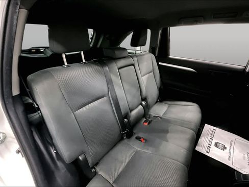 Used 2019 Toyota Highlander LE w/ Carpet Mat Package (TMS) FWD image 19