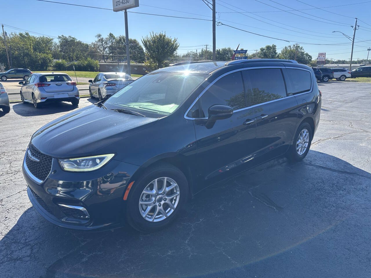 Used 2021 Chrysler Pacifica Touring-L FWD image 2