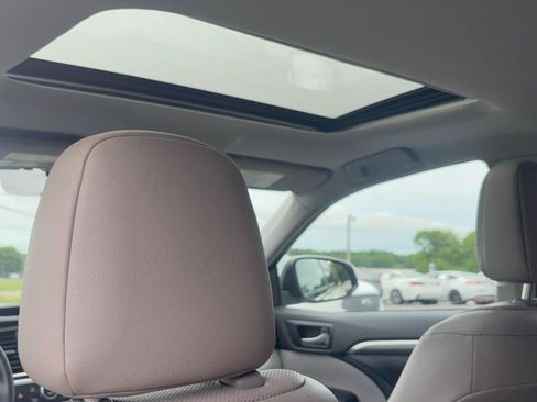 Used 2019 Toyota Highlander Limited AWD/4WD image 24