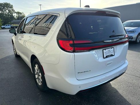 Used 2023 Chrysler Pacifica Touring-L FWD image 6