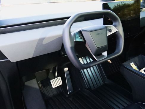 Used 2024 Tesla Cybertruck AWD Crew Cab image 29