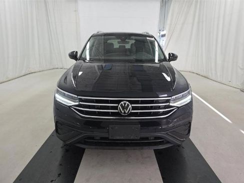 Used 2022 Volkswagen Tiguan SE image 2