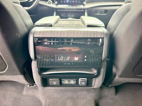 Used 2024 Jeep Wagoneer L Series II RWD image 23