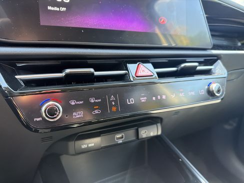 Used 2023 Kia Niro SX Touring FWD image 36