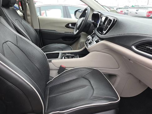 Used 2023 Chrysler Pacifica Limited FWD image 9