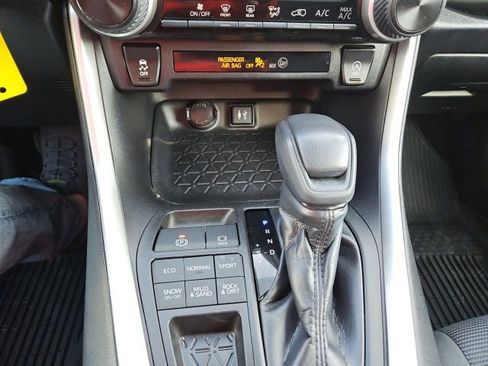 Used 2019 Toyota RAV4 LE image 17