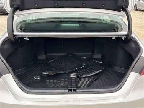 Used 2020 Toyota Camry XLE image 6