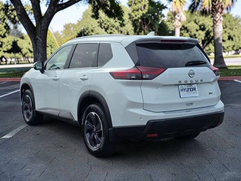 Used 2024 Nissan Rogue SV w/ SV Premium Package image 7