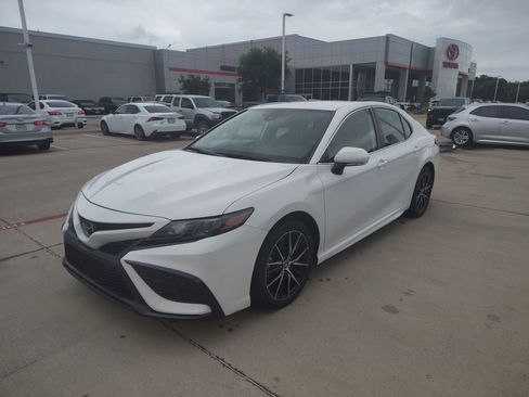 Used 2024 Toyota Camry SE FWD image 1
