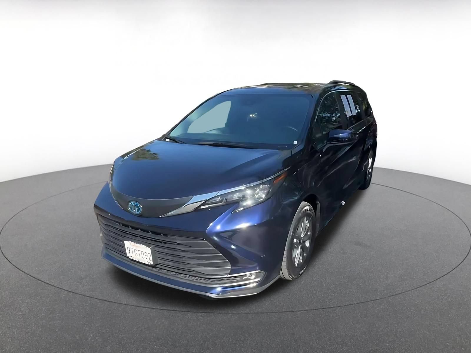 Used 2025 Toyota Sienna XLE FWD image 6
