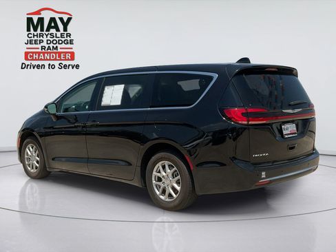 Used 2024 Chrysler Pacifica Touring-L FWD image 5