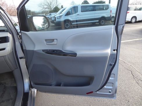 Used 2013 Toyota Sienna L image 23
