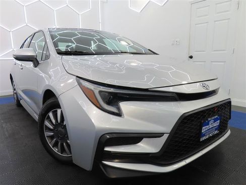 Used 2024 Toyota Corolla SE FWD image 3