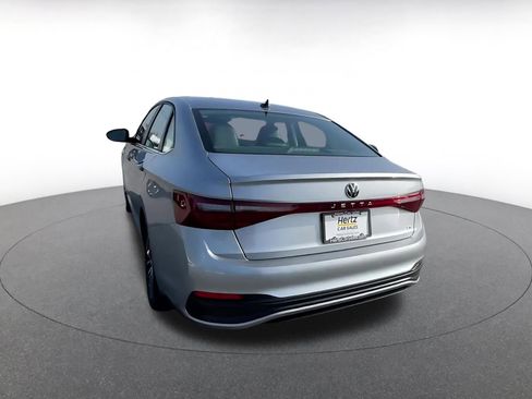 Used 2025 Volkswagen Jetta SE image 11