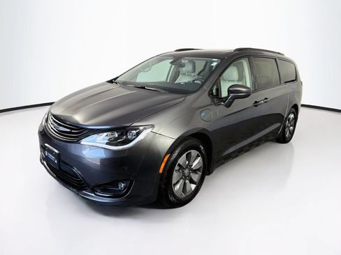Used 2018 Chrysler Pacifica Limited FWD image 3