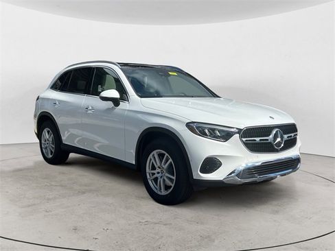 Used 2025 Mercedes-Benz GLC 300 4MATIC image 7