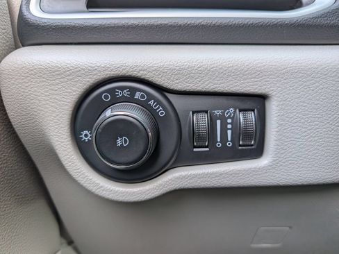 Used 2024 Chrysler Pacifica Touring-L FWD image 39