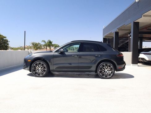 Certified 2024 Porsche Macan AWD/4WD image 2