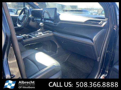 Used 2025 Toyota Sienna XLE Woodland Edition image 19