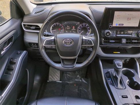 Certified 2023 Toyota Highlander XLE image 16