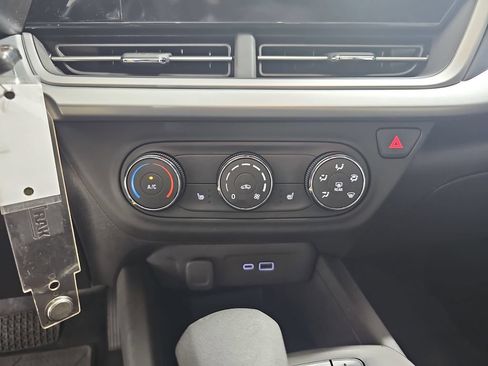 Certified 2024 Chevrolet Trax LS w/ LS Convenience Package FWD image 27