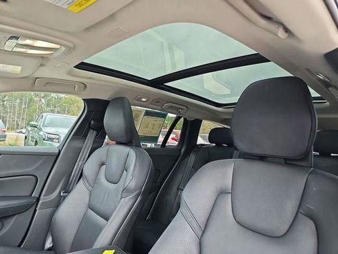 Used 2025 Volvo V60 B5 Cross Country Plus image 38