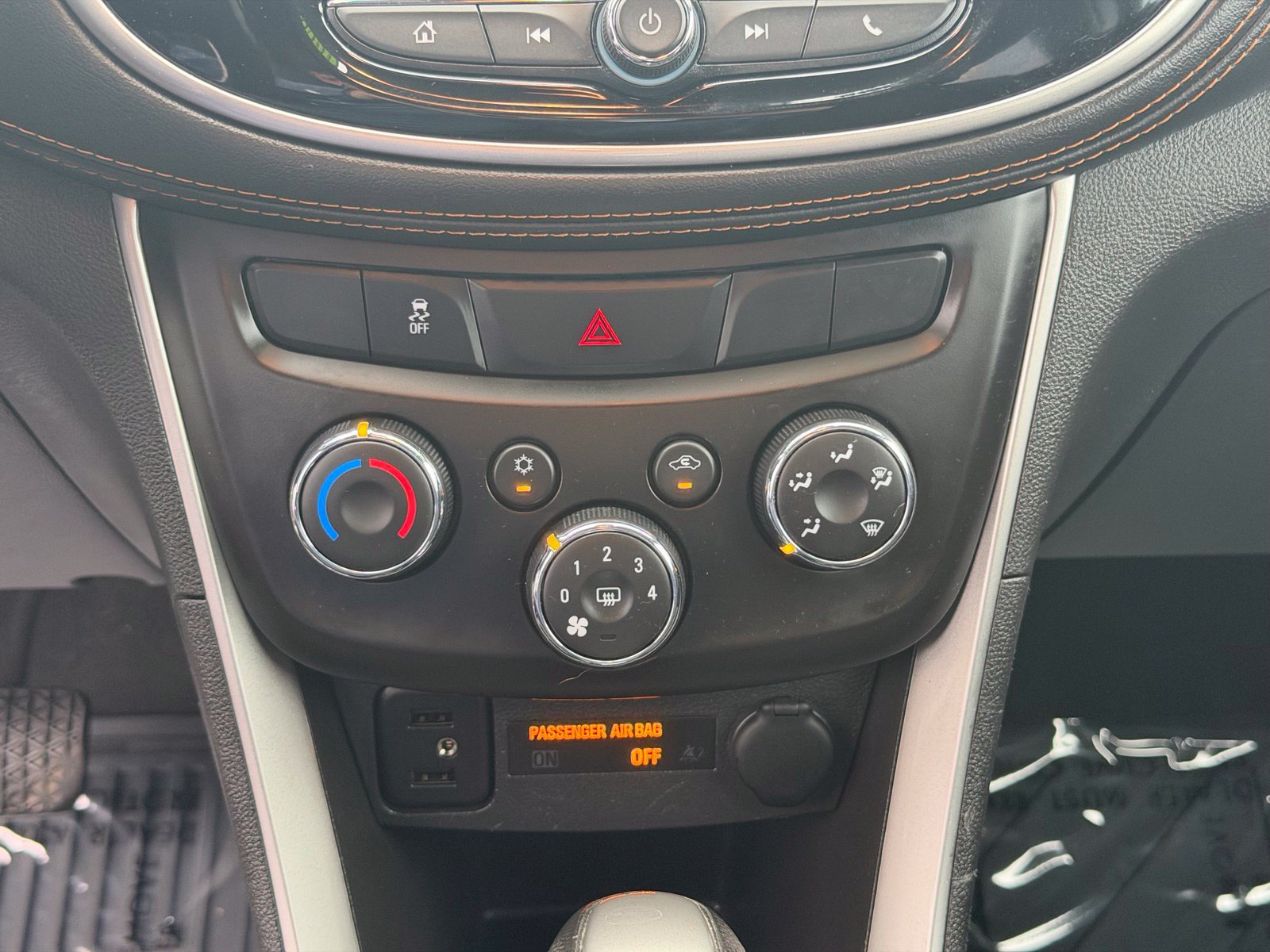 Used 2020 Chevrolet Trax LT w/ LT Convenience Package FWD image 21