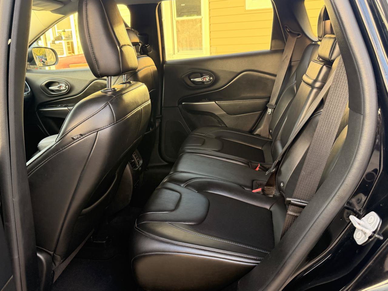 Used 2019 Jeep Cherokee Latitude Plus AWD/4WD image 19
