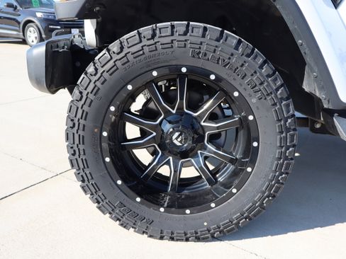 Used 2018 Jeep Wrangler Unlimited Sahara image 25