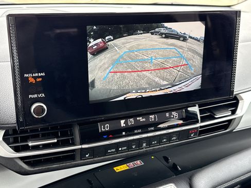 Used 2025 Toyota Sienna XLE FWD image 27