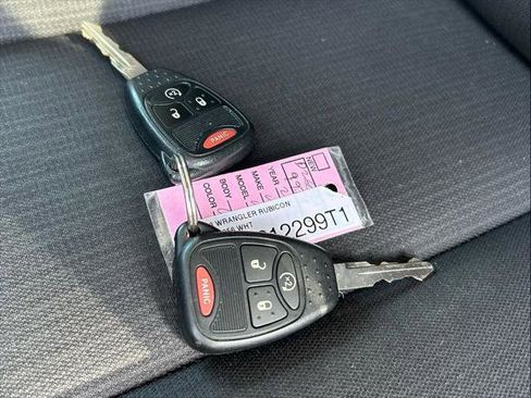 Certified 2017 Jeep Wrangler Unlimited Rubicon w/ Connectivity Group image 39