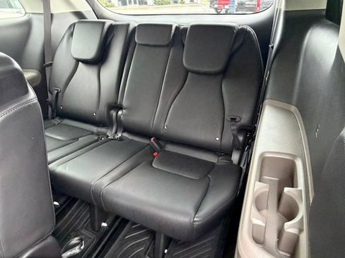 Used 2025 Kia Carnival EX FWD image 30