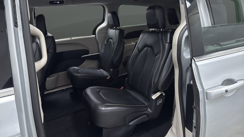 Used 2024 Chrysler Pacifica Touring-L FWD image 23