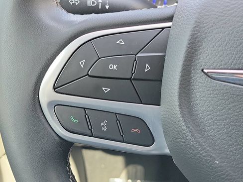 Used 2023 Chrysler Pacifica Touring-L FWD image 28