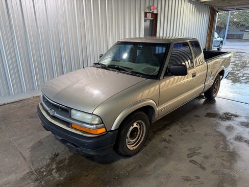 Used 2002 Chevrolet S10 Pickup Pickup image 1