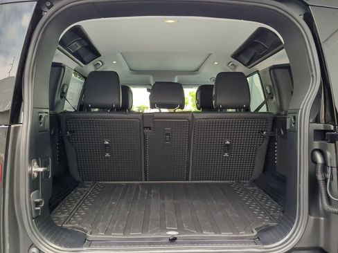 Used 2025 Land Rover Defender 110 S image 37
