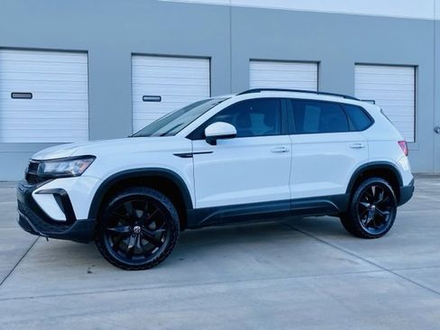 Used 2023 Volkswagen Taos SE image 1